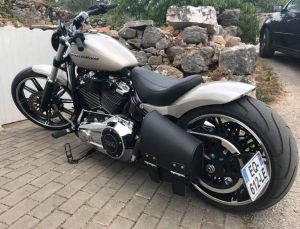 Sacoches Myleatherbikes sur Harley Breakout (5)